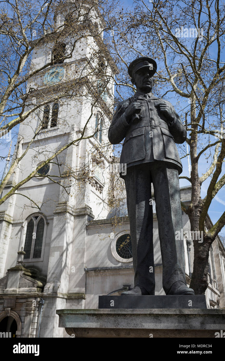 Die Statue der Royal Air Force Air Chief Marshal Lord Dowding, außerhalb St Clement Danes (RAF) Kirche, die am 17. April 2018 in London, England. Caswall Tremenheere Hugh Dowding, 1. Baron Dowding, GCB, GCVO, CMG (24. April 1882 bis 15. Februar 1970) war ein Offizier der Royal Air Force. Er diente als Jagdflieger und dann als Kommandierender Offizier der Nr. 16 Squadron während des Ersten Weltkrieges. Während der Zwischenkriegszeit wurde er Kommandierender Offizier, Kampf, Verteidigung von Großbritannien und dann die Luft als Luft Mitglied des Rates für Versorgung und Forschung. Er war der kommandierende Offizier RAF Stockfoto