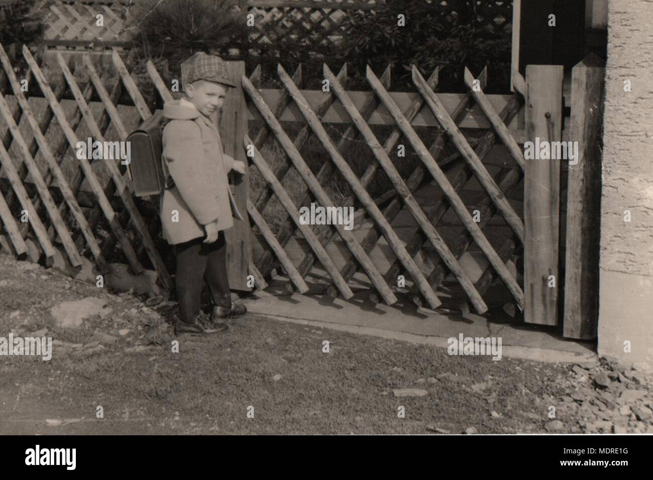 Alte Familie Foto In Schwarz Und Weiss Blur In Diesem Design Alte Postkarte Anfang Des Schuljahres Anno 1965 Schwarz Weiss Foto Im Retro Stil Stockfotografie Alamy