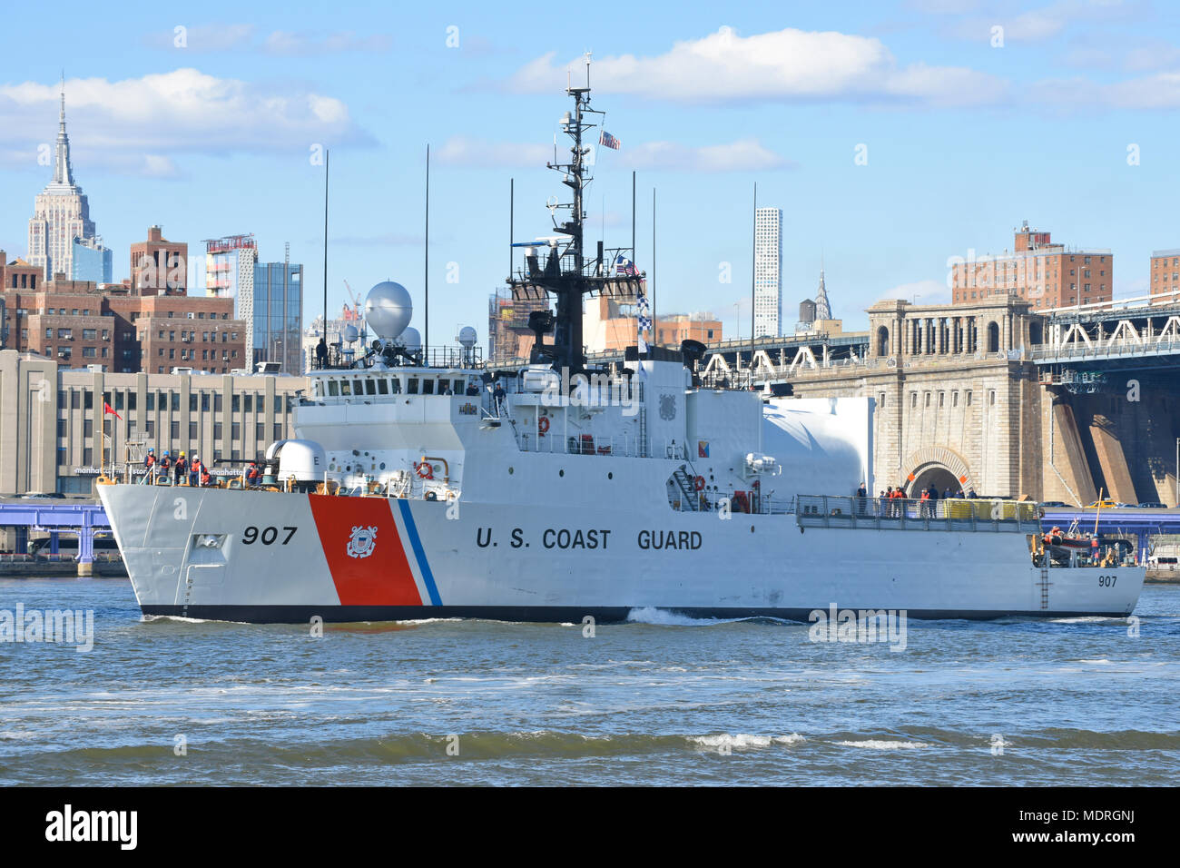Coast Guard Cutter Escanaba Transite southbound auf dem East River mit dem New York City Skyline im Hintergrund Am 24. März 2018. Die Escanaba hatte gerade mehrere Monate im Trockendock von Brooklyn Naval Yard abgeschlossen. (U.S. Coast Guard Foto von Petty Officer 3rd Class Steve Strohmaier) Stockfoto