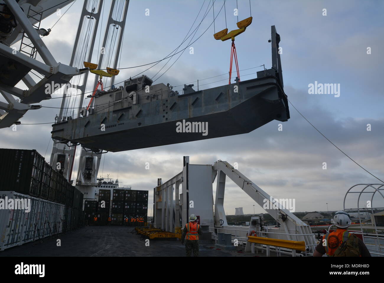 0046 - Der Warping tug ist Port Seite der USNS Dahl am 31. März 2018 brachte. NCHB-1 ist der Marine nur aktive Komponente cargo Befehl. Stockfoto