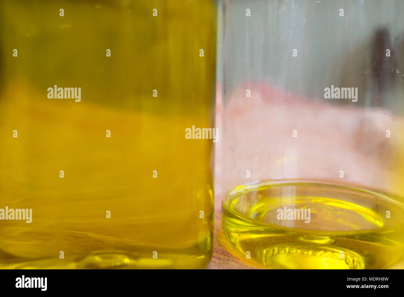Detail einer Olivenöl Flasche fast leer in der Nähe von eine volle  Stockfotografie - Alamy