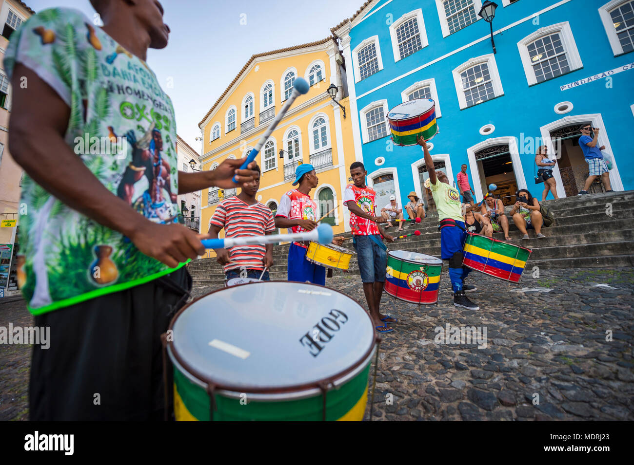 SALVADOR, BRASILIEN - ca. Februar 2018: die Gruppe der energische junge Männer Schlagzeug spielen vor bunten kolonialen Gebäuden in der Altstadt Pelourinho ne Stockfoto