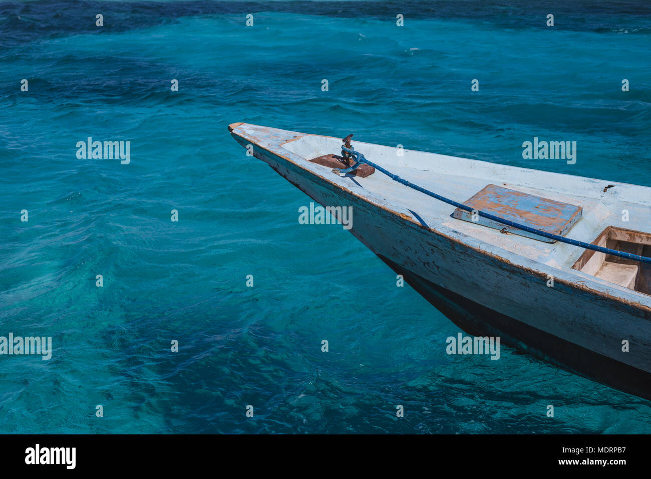 Transparente türkise Meer Blick vom Motorboot deck. Reisen Hintergrund Stockfoto