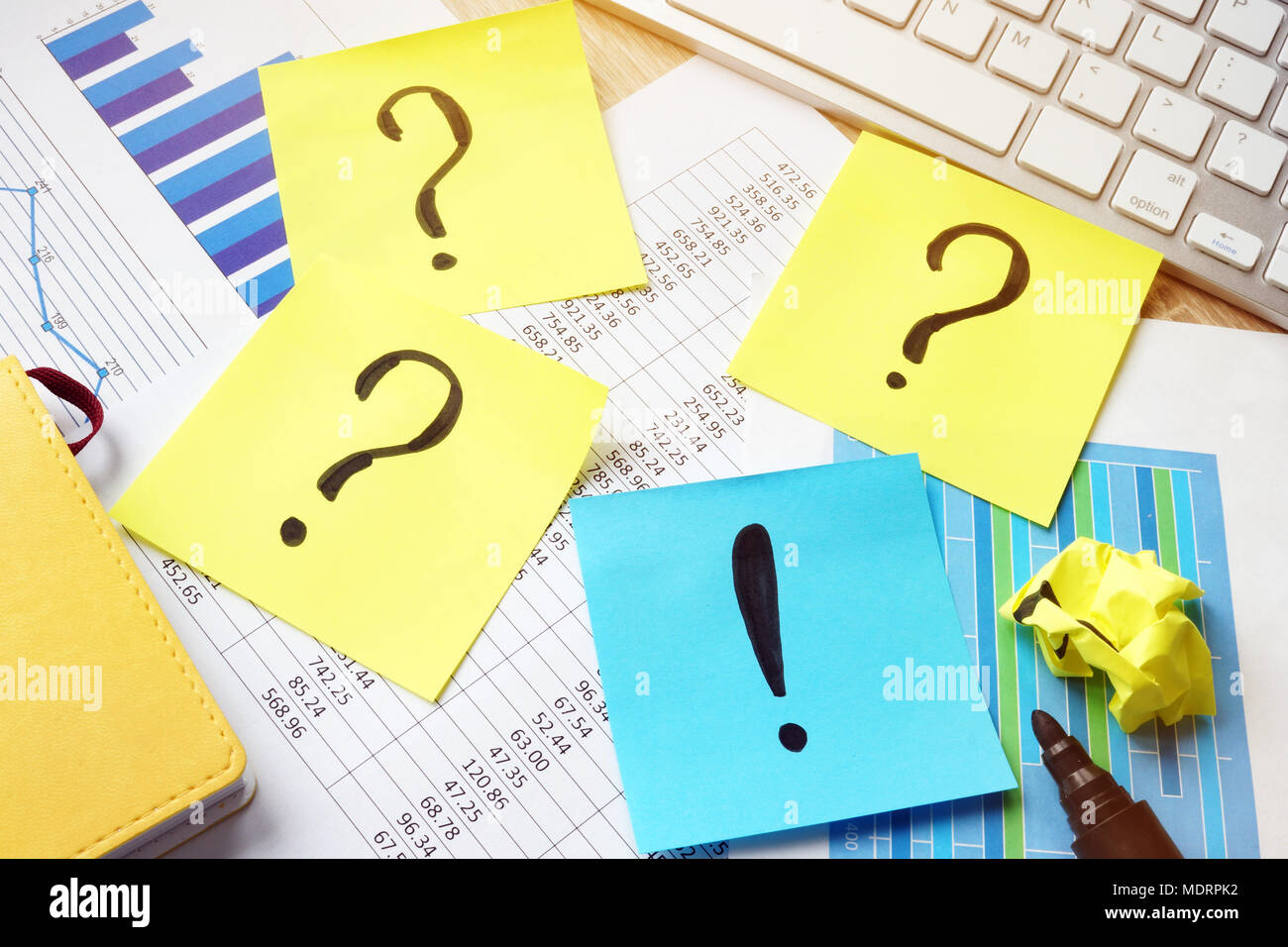 Problemlösung. Fragezeichen und Ausrufezeichen auf Stöcke Stockfoto