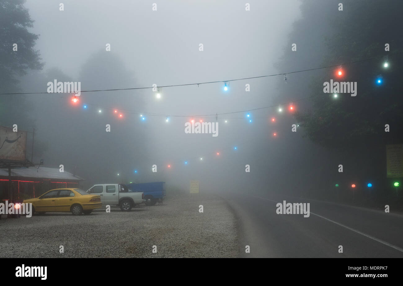 Cafe am Straßenrand entlang einem Berg foggy Road, Provinz Mazandaran, Iran Stockfoto