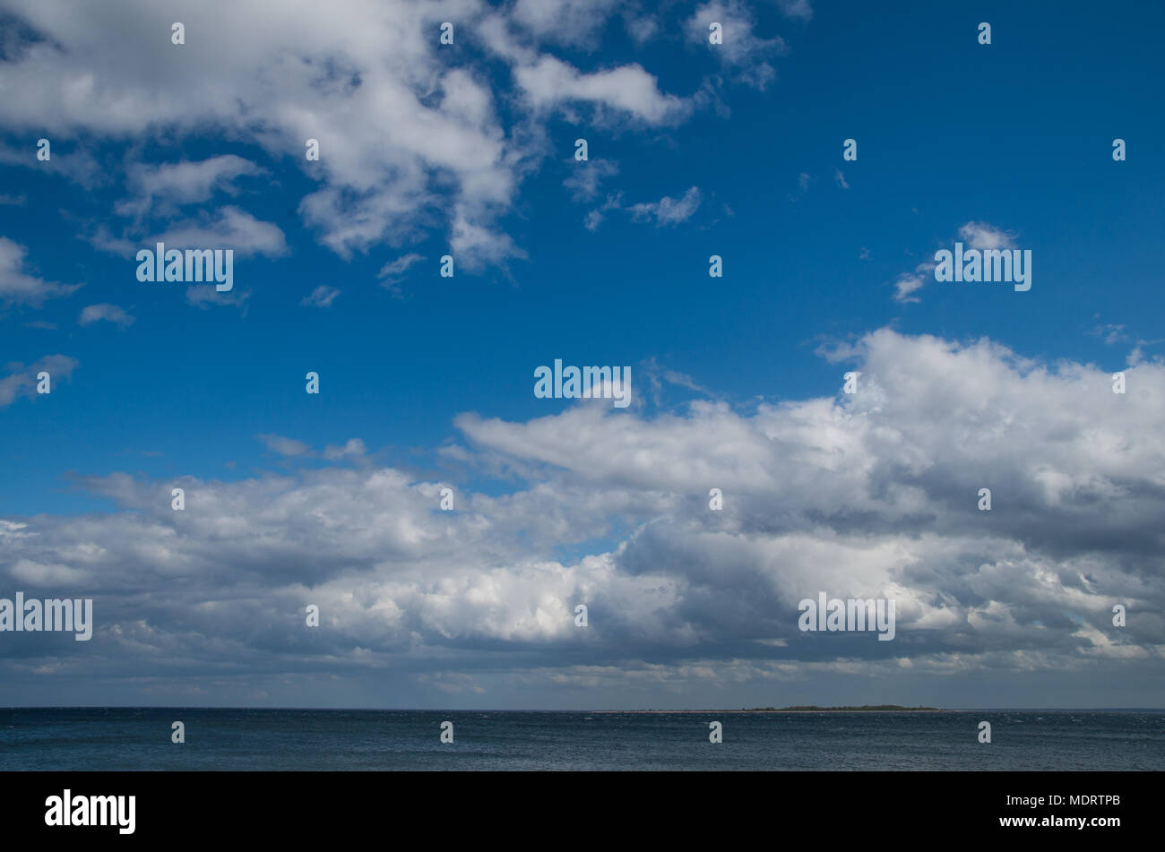 Einen weit entfernten kleinen estnischen Insel Aksi mit schönen weißen Wolken und blauer Himmel über Sie. Stockfoto
