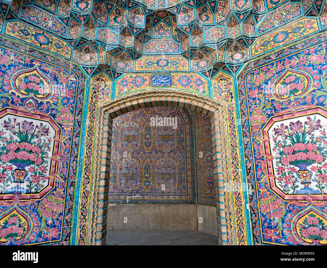 Bunte geflieste Wände rosa Moschee, Shiraz, Iran Stockfoto