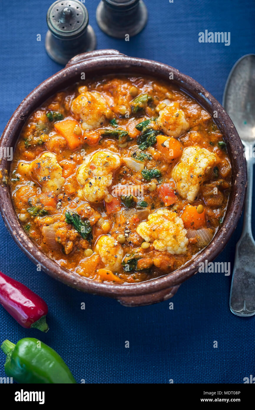 Pflanzliche dhal - linsensuppe Dhal mit Blumenkohl, Möhren, braune Linsen in pikanter Sauce curry Stockfoto