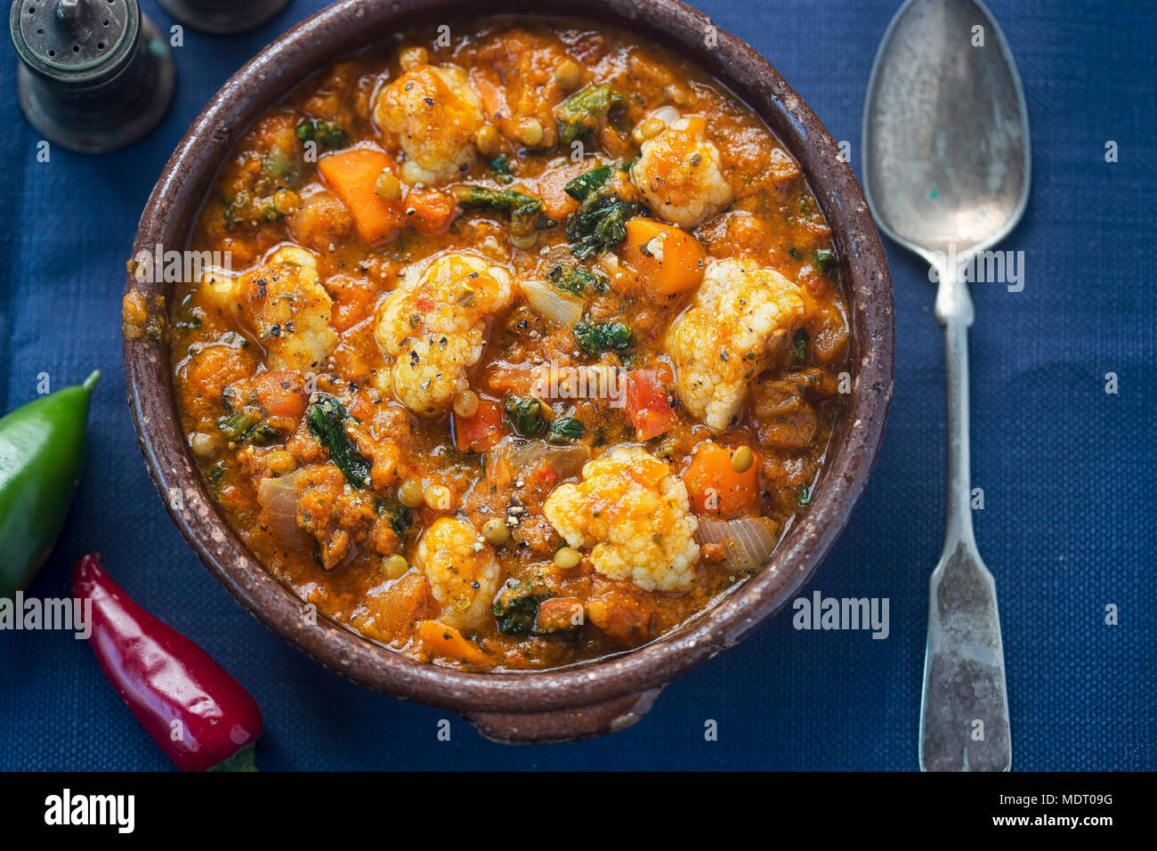 Pflanzliche dhal - linsensuppe Dhal mit Blumenkohl, Möhren, braune Linsen in pikanter Sauce curry Stockfoto