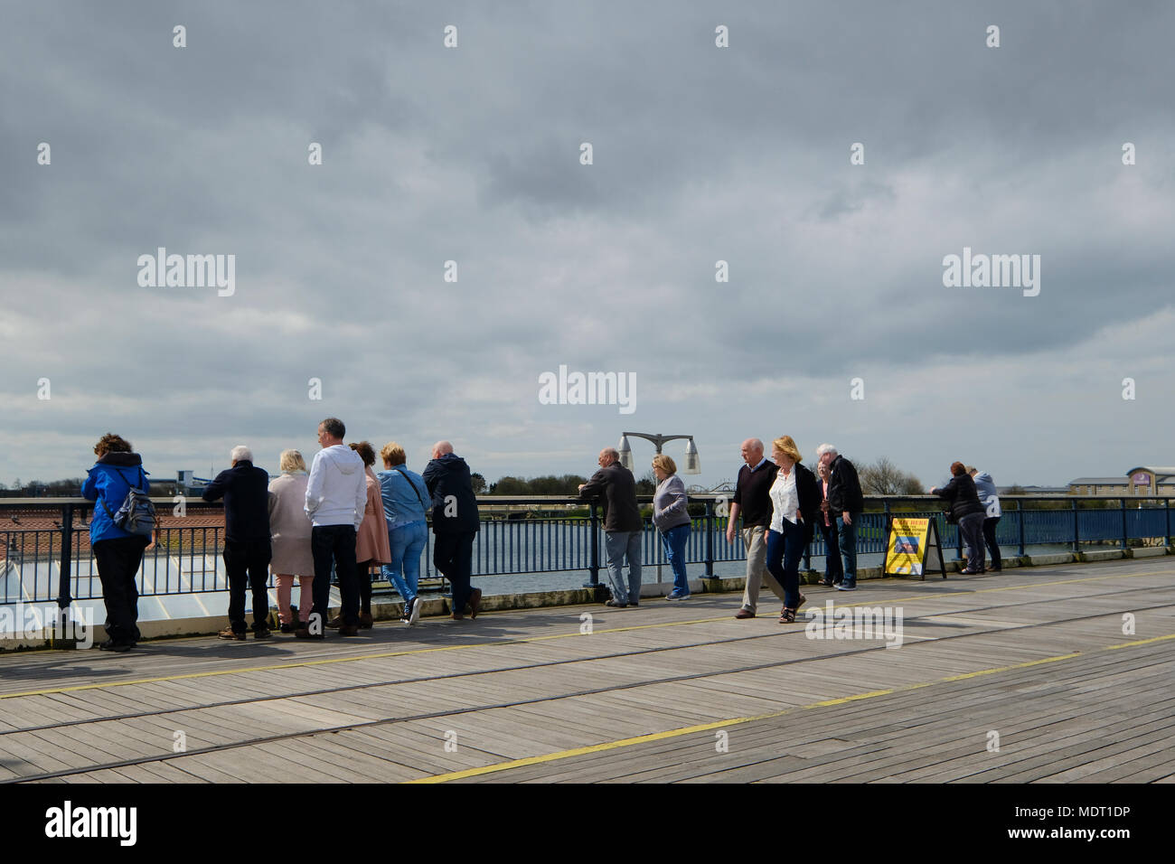 Nehmen Gruppe von Menschen im Blick von Southport Pier an einem sonnigen Frühlingstag. Stockfoto