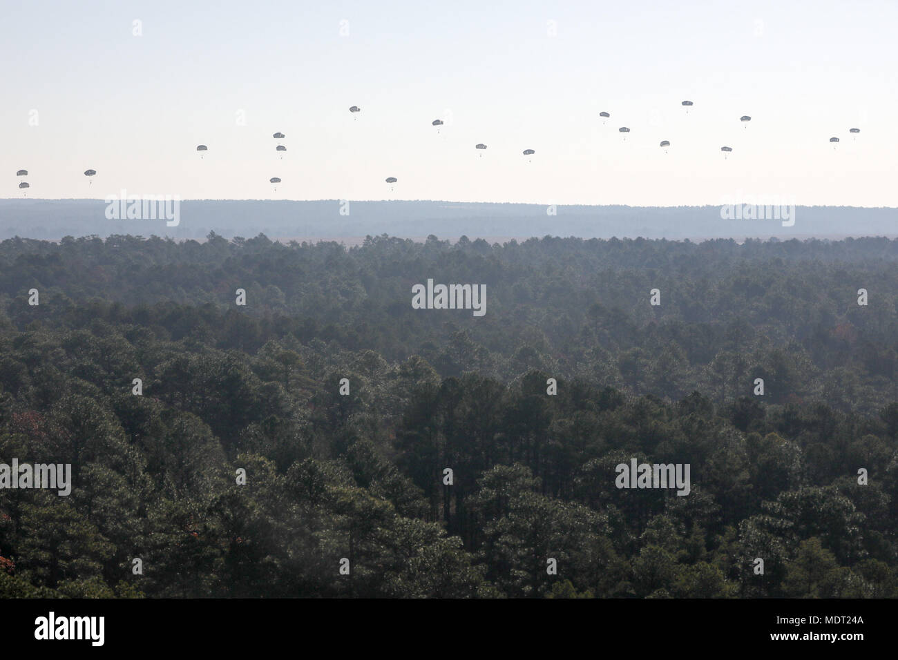 Fallschirmjäger füllen den Himmel bei Sizilien Drop Zone für die 20. jährlichen Randy Oler Memorial Betrieb Spielzeug Fallen, bewirtet durch die US-Armee die zivilen Angelegenheiten & psychologische Operations Command (Airborne) Dez. 1, 2017 in Fort Bragg, North Carolina. Betrieb Spielzeug Drop ist der weltweit größte kombinierten Betrieb und Soldaten erlaubt, die Möglichkeit, auf ihren militärischen beruflichen Spezialgebiet zu trainieren, pflegen Ihre airborne Bereitschaft und zurück zu der lokalen Gemeinschaft geben. (U.S. Armee Foto von Pfc. Nahhaj Jones/) Stockfoto