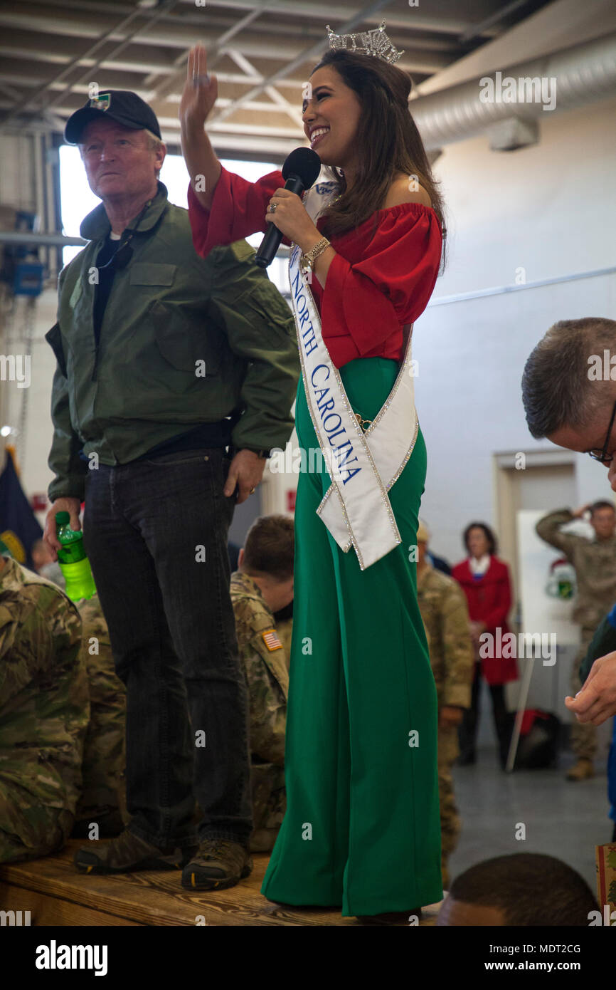 2017 Miss North Carolina Victoria Huggins ruft Ticket Nummer als US-Armee Fallschirmjäger warten, um Ihre Nummer zu hören, auf der 20. jährlichen Randy Oler Memorial Betrieb Spielzeug fallen, durch die US-Armee die zivilen Angelegenheiten & psychologische Operations Command (Airborne) gehostet, Dez. 01, 2017 Papst Air Field, North Carolina. Betrieb Spielzeug Drop ist der weltweit größte kombinierten Betrieb mit acht Partner nation Fallschirmjäger teilnehmenden und Soldaten erlaubt, die Möglichkeit, auf ihren militärischen beruflichen Spezialgebiet zu trainieren, pflegen ihre Bereitschaft, in die Luft und wieder zurück in die lokale Gemeinschaft zu geben. (U Stockfoto