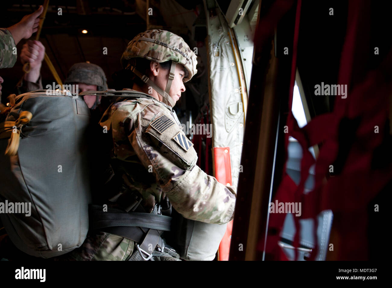 Ein Soldat springt aus der C-130 bei der 20. jährlichen Randy Oler Memorial Betrieb Spielzeug fallen. Betrieb Spielzeug Drop ist der weltweit größte kombinierten Betrieb mit neun Partner nation Fallschirmjäger teilnehmenden und Soldaten erlaubt, die Möglichkeit, auf ihren militärischen beruflichen Spezialgebiet zu trainieren, pflegen ihre Bereitschaft, in die Luft und wieder zurück in die lokale Gemeinschaft zu geben. (U.S. Armee Foto von SPC. Alicia Pennisi) Stockfoto