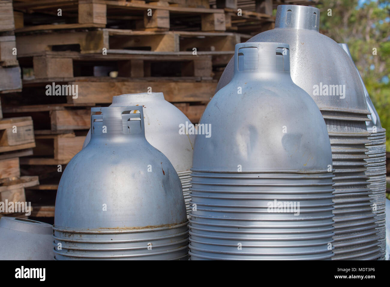 Alte Aluminium Lampenschirme in einem Hof gestapelt Warten gedumpten oder als Metallschrott recycelt werden Stockfoto