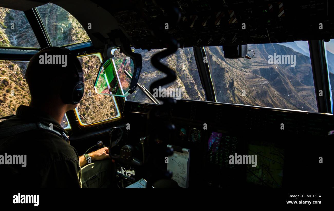 KC-130J Hercules ist ein viermotoriges Turboprop-Luftbetankungsflugzeug und ein taktisches Transportflugzeug, das vom United States Marine Corps betrieben wird, und VMGR-152 ist eine Marine Aerial Refueler Transport Squadron, die am 2. Dezember 2017 die Einheit El Centro Horizon in der Naval Air Facility El Centro, Kalifornien durchführte. Das Archivbild dokumentiert das taktische Navigationstraining, das die Kampfbereitschaft im Yuma Training Complex unterstützt. Stockfoto