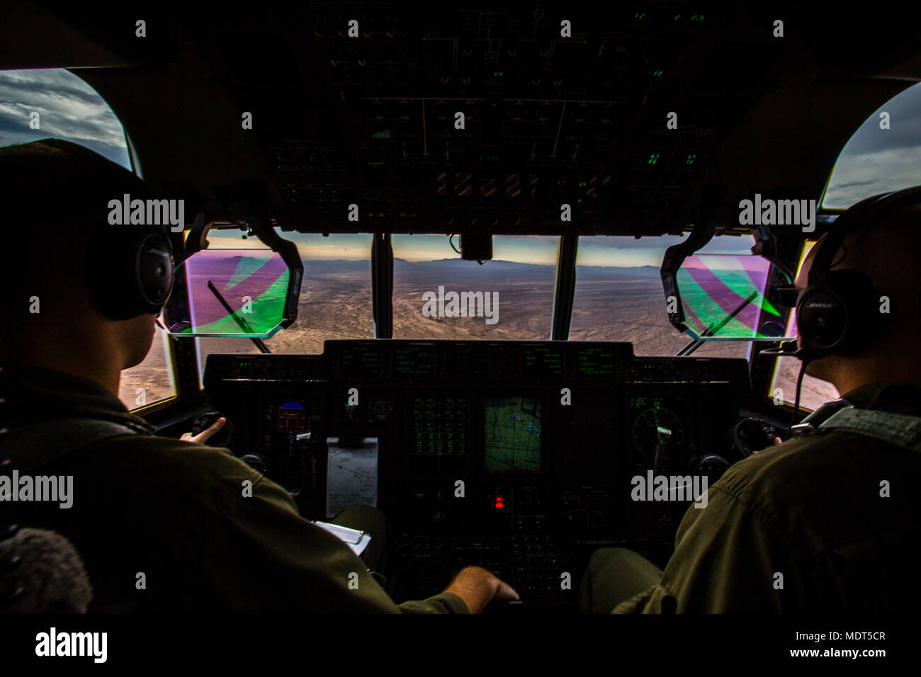 KC-130J Hercules ist ein viermotoriges Turboprop-Luftbetankungsflugzeug und ein taktisches Transportflugzeug, das vom United States Marine Corps betrieben wird, und VMGR-152 ist eine Marine Aerial Refueler Transport Squadron, die am 2. Dezember 2017 die Einheit El Centro Horizon in der Naval Air Facility El Centro, Kalifornien durchführte. Das Archivbild dokumentiert taktische Navigationstrainings der Flugbesatzung, um die Geschwaderbereitschaft im Yuma-Trainingskomplex zu verbessern. Stockfoto