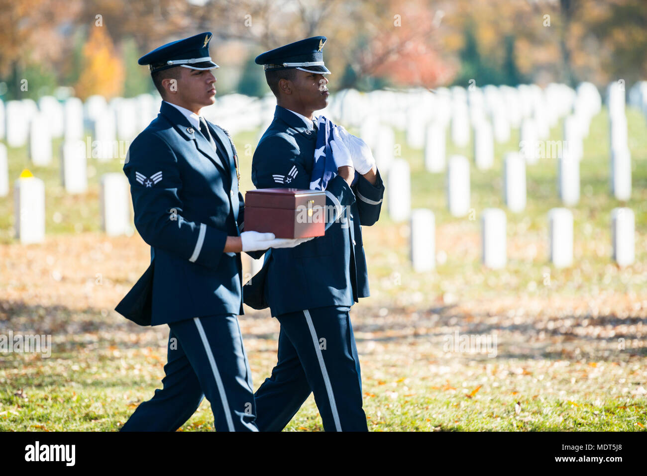 Mitglieder der US Air Force Ehrengarde in der vollen Ehren Begräbnis des US Air Force Oberstleutnant (Ret.) William Hellkamp in Abschnitt 55 von Arlington National Cemetery, Arlington, Virginia, Dez. 1, 2017 teilnehmen. Hellkamp diente in der US-Armee während des Zweiten Weltkrieges von 1945 bis 1946 und in den aktiven Dienst im Jahr 1949 zurück, in dem die US Air Force nach Erhalt einen BS-Abschluss von der Universität von Cincinnati. Hellkamp nahmen an Vietnam, Korea und WWII Konflikte vor dem Ruhestand im Jahr 1977. Er und seine Familie wieder in Fairfield, Virginia, wo sie seit aufgehalten haben. Hellkamp ist überlebt Stockfoto