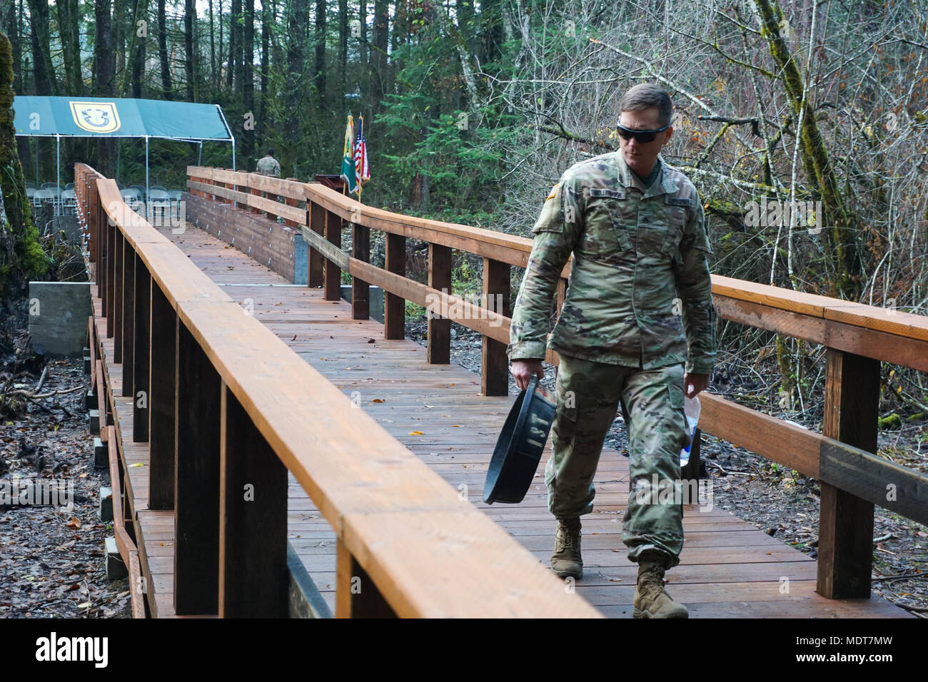 Gemeinsame Basis LEWIS - MCCHORD, WA-Sgt. Kevin Mollenhour, ein Ingenieur aus der 36th Engineer Brigade, untersucht die neu erbaute Murray Creek Bridge vor der offiziellen Ribbon Cutting, Dez. 4, 2017. Das gemeinsame Projekt zwischen der 1st Special Forces Group (Airborne) und der 36Th Engineer Brigade Soldaten im 65 ft geführt. Span die Verknüpfung von zwei bisher voneinander getrennte Bereiche der 1 SFG (A) Verbindung. (U.S. Armee Foto: Staff Sgt. Harper) Stockfoto