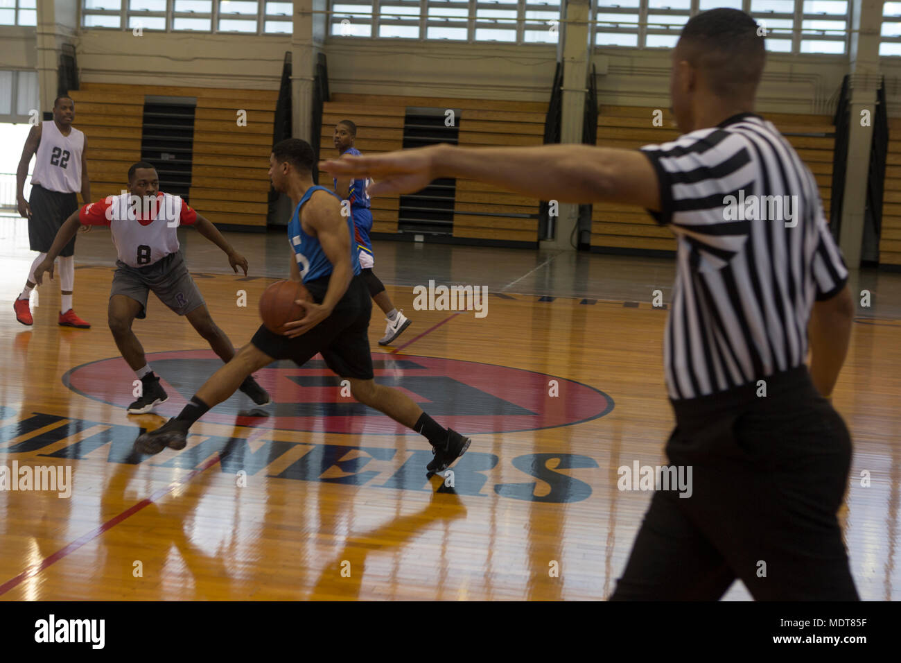 CAMP FOSTER, Okinawa, Japan - Marines während des Kommandanten Cup Basketball Turnier Dez. 2 Herausforderung in der Pflege Fieldhouse an Bord Camp Foster, Okinawa, Japan. Die oberen Mannschaften von der Nördlichen und Südlichen Cup Turniere des Kommandanten in der Kommandierende General Schale zu konkurrieren. Marine Corps Community Services hosts Turniere für verschiedene Sportarten wie Fußball, Softball, und Flag Football. (U.S. Marine Corps Foto von Lance Cpl. Danielle R. Prentice) Stockfoto