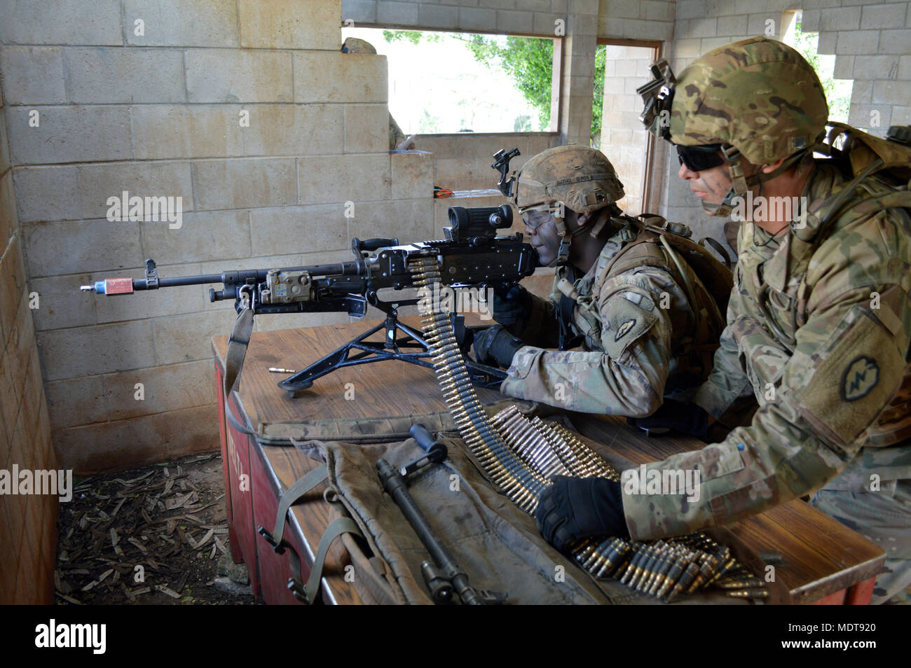 Infanteristen an 2nd Battalion, 35th Infantry Regiment, 3. Brigade Combat Team, 25 Infanterie Division, stehen bereit, um Ihre M240 L Maschinengewehr an Schofield Kasernen, Hawaii, am Dez. 5, 2017 Feuer. Das Maschinengewehr wuchs Unterstützung bei der Gruppe Zimmer - clearing Verfahren auf die militärischen Operationen in urbanem Gelände (mout) zur Verfügung. (U.S. Armee Foto: Staff Sgt. Armando R. Limon, 3. Brigade Combat Team, 25 Infanterie Division). Stockfoto