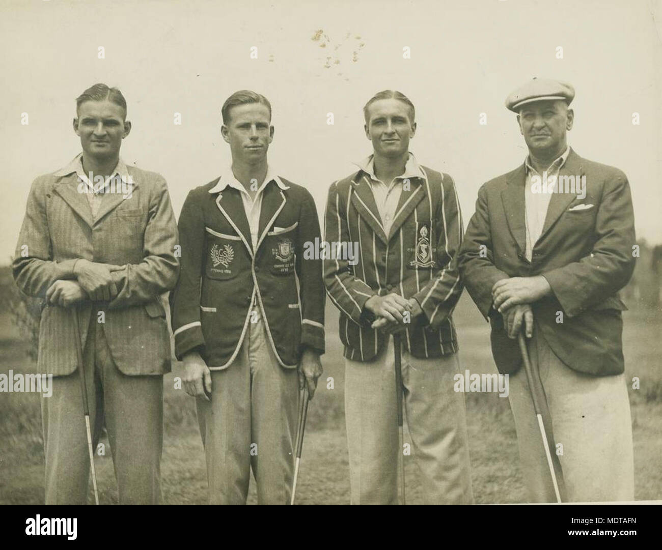 Gruppe von nicht identifizierten männlichen Golfspieler, Brisbane. Lage: Brisbane, Queensland, Australien Datum: Undatiert. Circa 1935. Beschreibung: Zwei Männer tragen Blazer mit emblemen an den Taschen und die anderen beiden sind das Tragen von Sakkos. Stockfoto