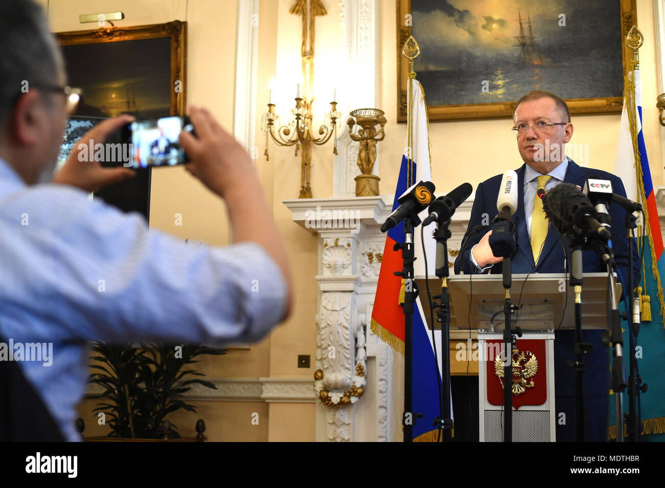 Russischer Botschafter in Großbritannien Alexander Wladimirowitsch Yakovenko sprach auf einer Pressekonferenz in der Russischen Botschaft in London. Stockfoto