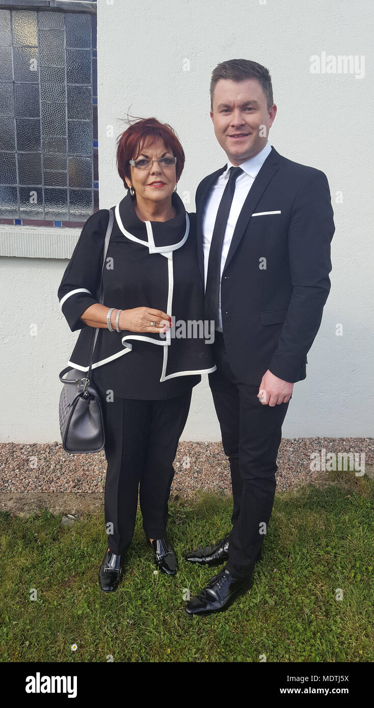 Susan McCann und Michael Deutsch Teilnahme an der Beerdigung von Country Music Star Big Tom McBride bei Saint Patrick's Kirche in Oram, County Monaghan. Stockfoto