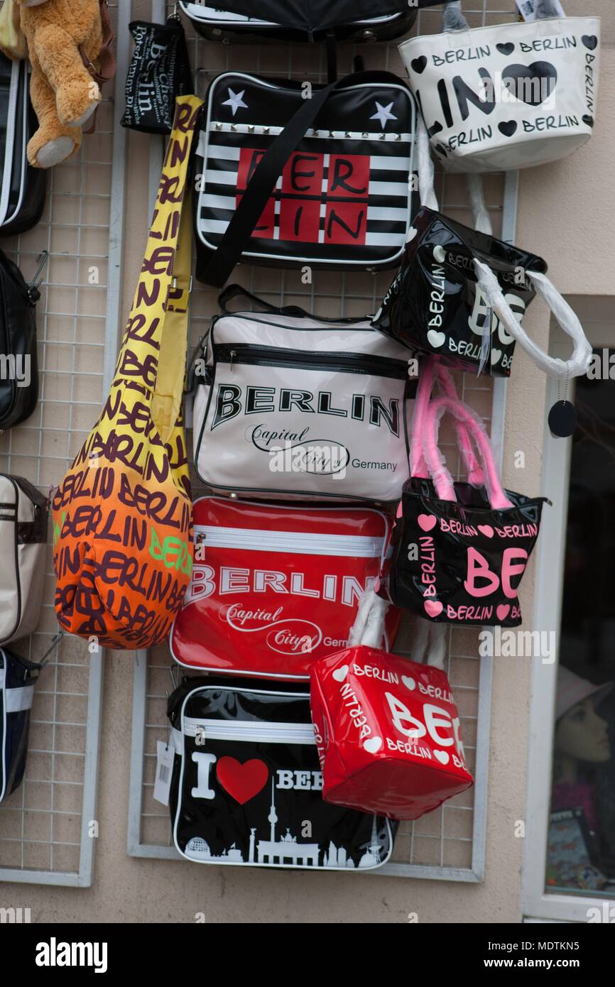 Deutschland, Berlin, Scheunenviertel, Scheune Viertel, Souvenirs Shop Stockfoto