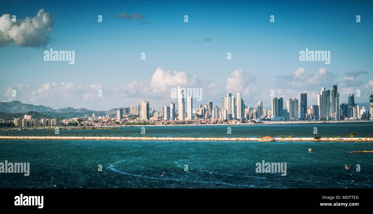 Panorama von Panama City vom Meer aus gesehen Stockfoto