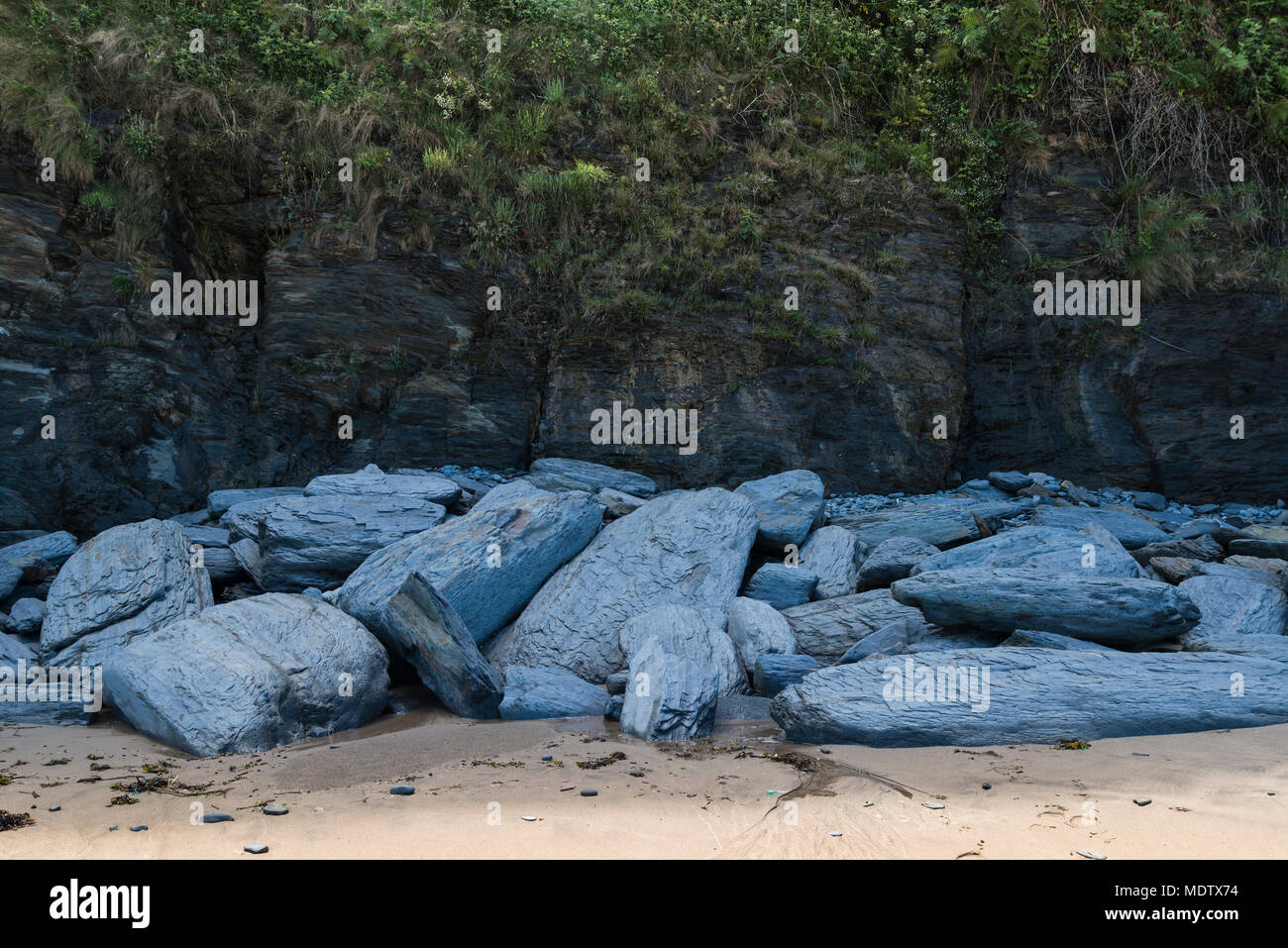 Blaue Steine auf penbryn Strand, Ceredigion, Wales Stockfoto