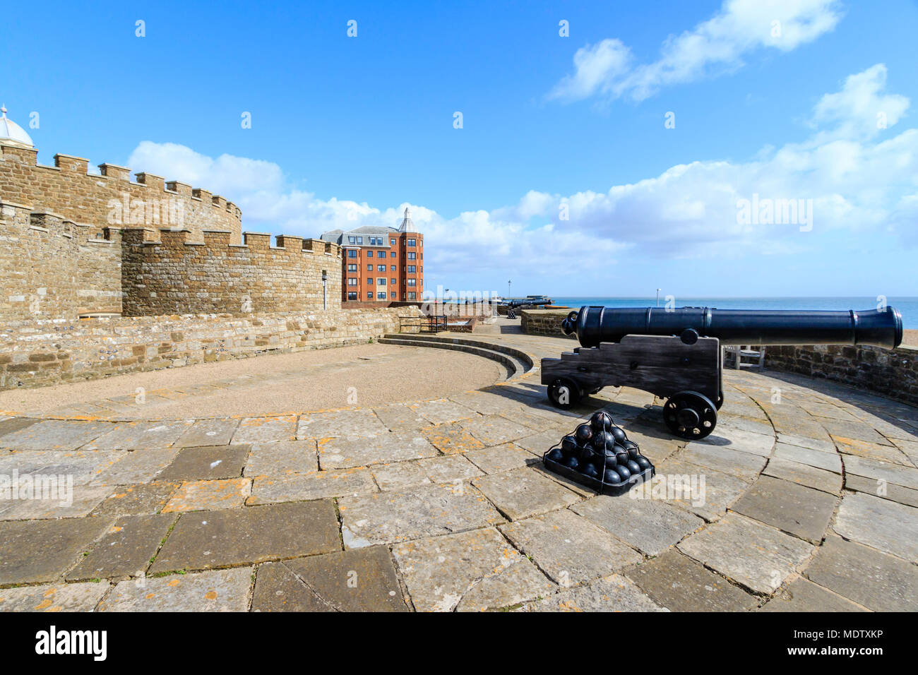 Deal Castle, eines der schönsten Tudor Artillerie Forts in England. 32-Pfünder Kanone, Waffe, mit Kanonenkugeln, mit Blick auf den Ärmelkanal. Stockfoto