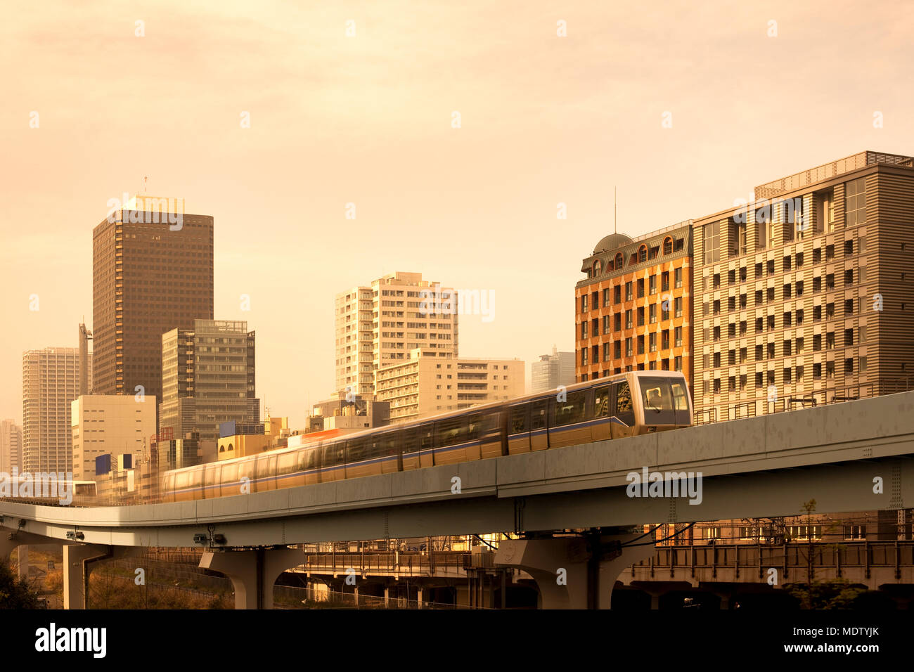 Erhöhte Yurikamome Monorail in der Gegend Shiodome, Shimbashi, Tokio, Region Kanto, Honshu, Japan Stockfoto