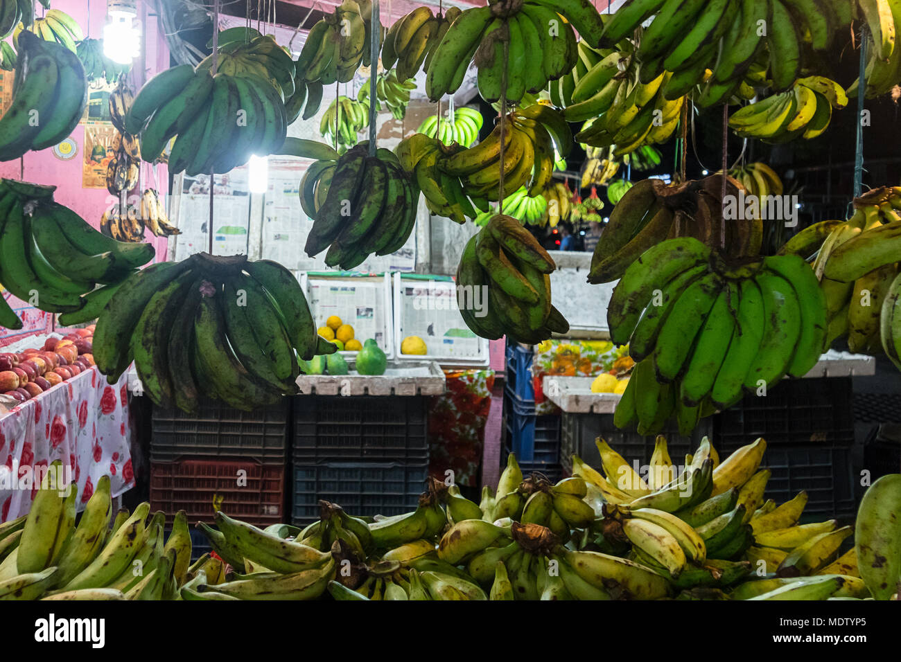 Grüne und gelbe Bananen zum Verkauf an Street Market Stockfoto