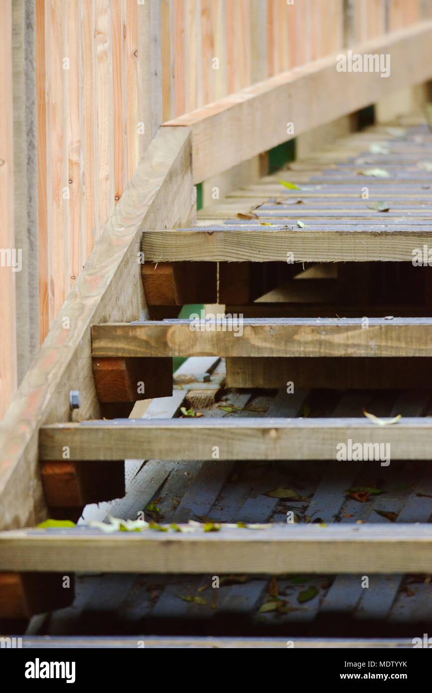 25 in einer Reihe von 32, Gebäude a Holz Brücke, Bogen, Step und Deck Konstruktion, Detail. Stockfoto