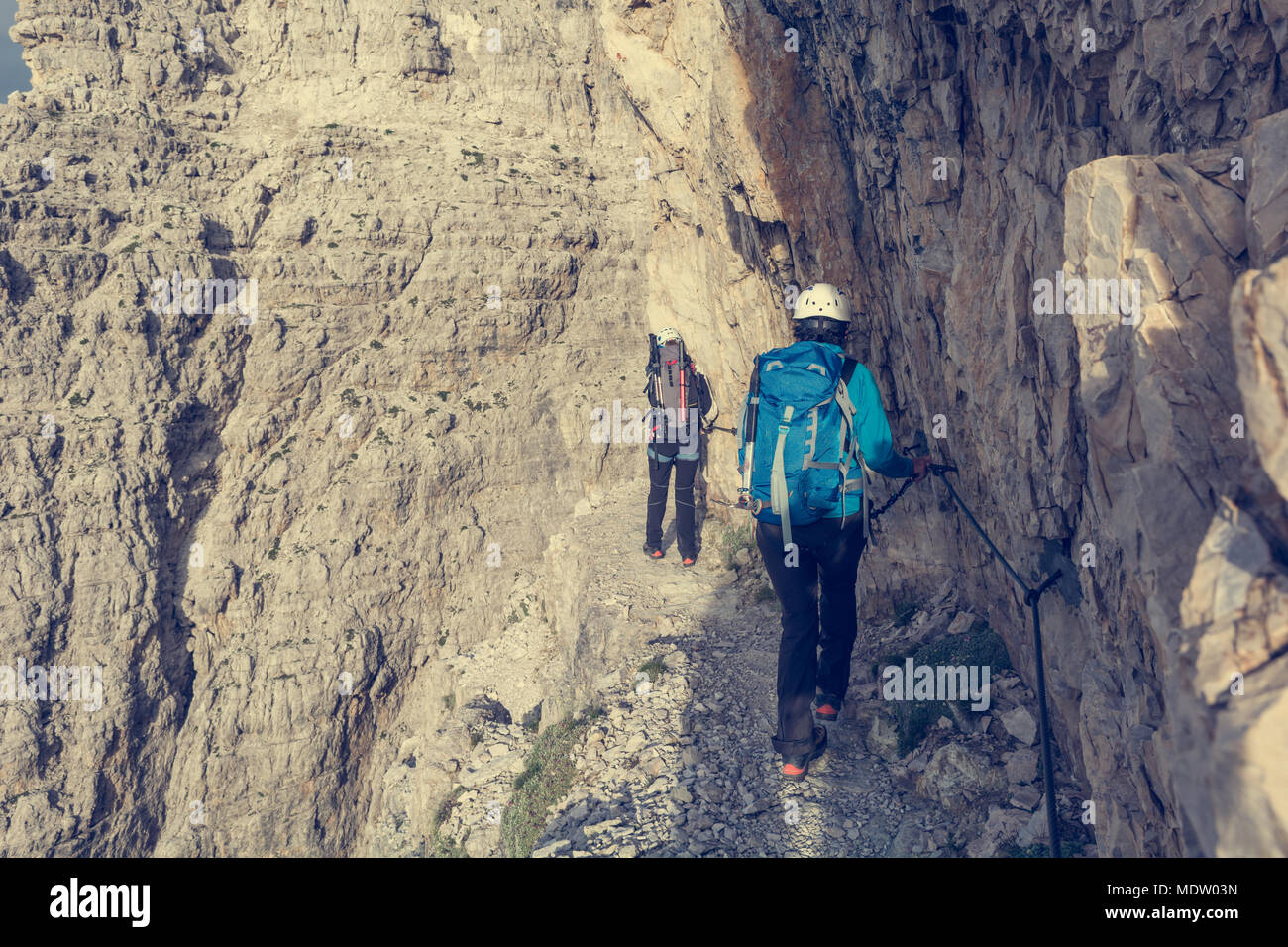 Paar Bergsteiger Wandern auf schmalen Sims. Stockfoto