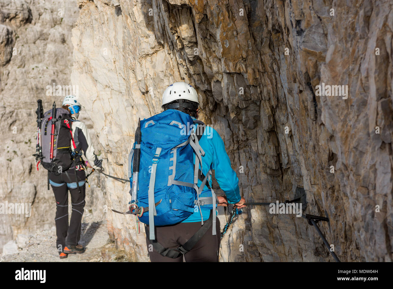 Paar Bergsteiger Wandern auf schmalen Sims. Stockfoto