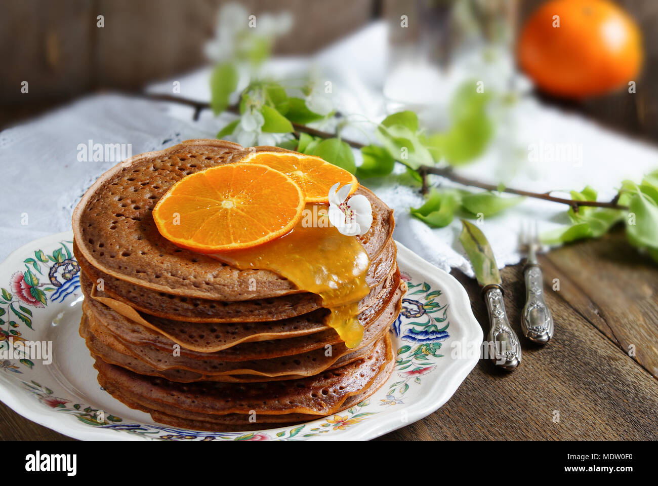 Schokolade Pfannkuchen mit orange Creme Stockfoto