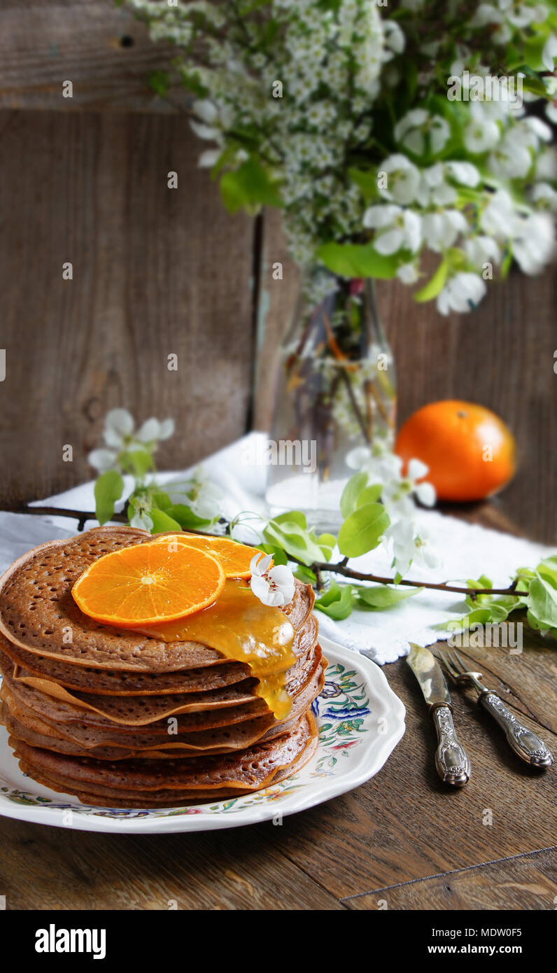 Schokolade Pfannkuchen mit orange Creme Stockfoto