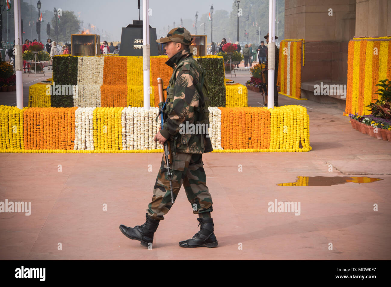 Neu Delhi, Indien, 27. Januar 2018: Soldaten bei AMAR JAWAN Denkmal am India Gate in Delhi in Indien. Stockfoto