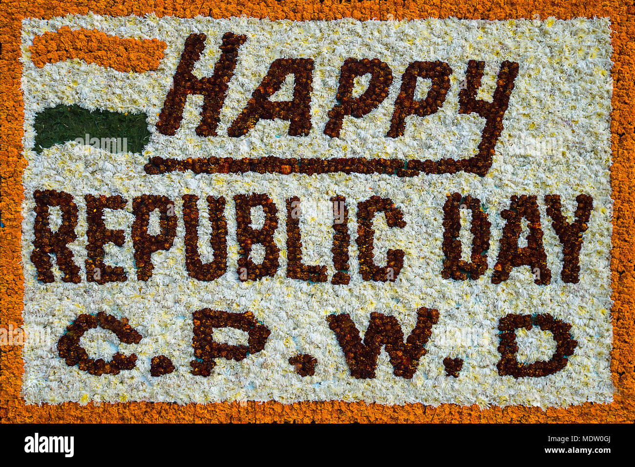 Blumenarrangement Mit Worten glücklich Tag der Republik. Indien Karte, Karte von Indien aus Blumen, Blüten, Blätter. Stockfoto