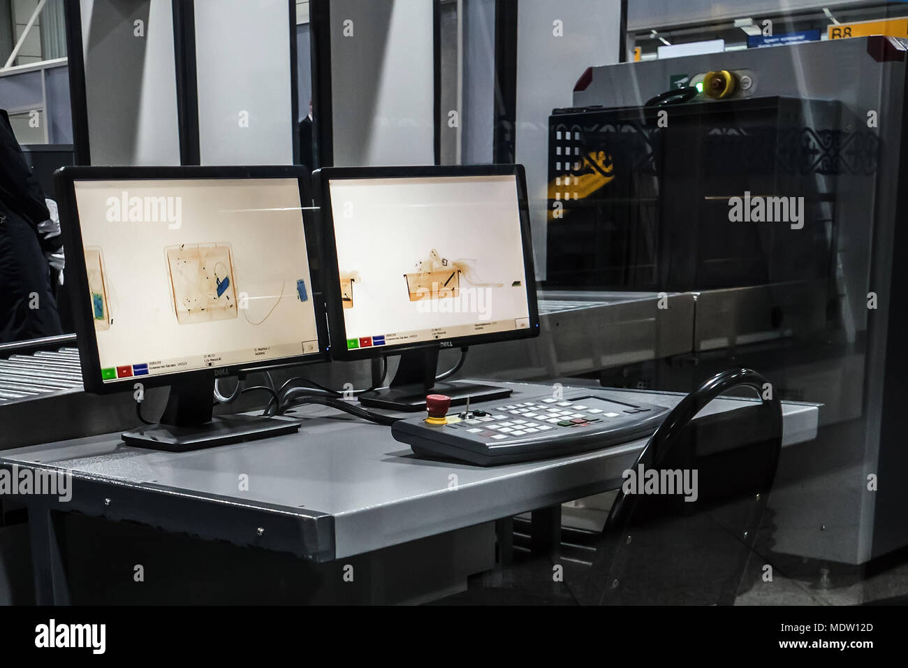 X-ray Screenshot in den Flughafen auf der Sicherheitssteuerung. Inspektion von persönlichen Gegenständen. Security Service. Scanner für Gepäck Inspektion. gescannt Pe Stockfoto