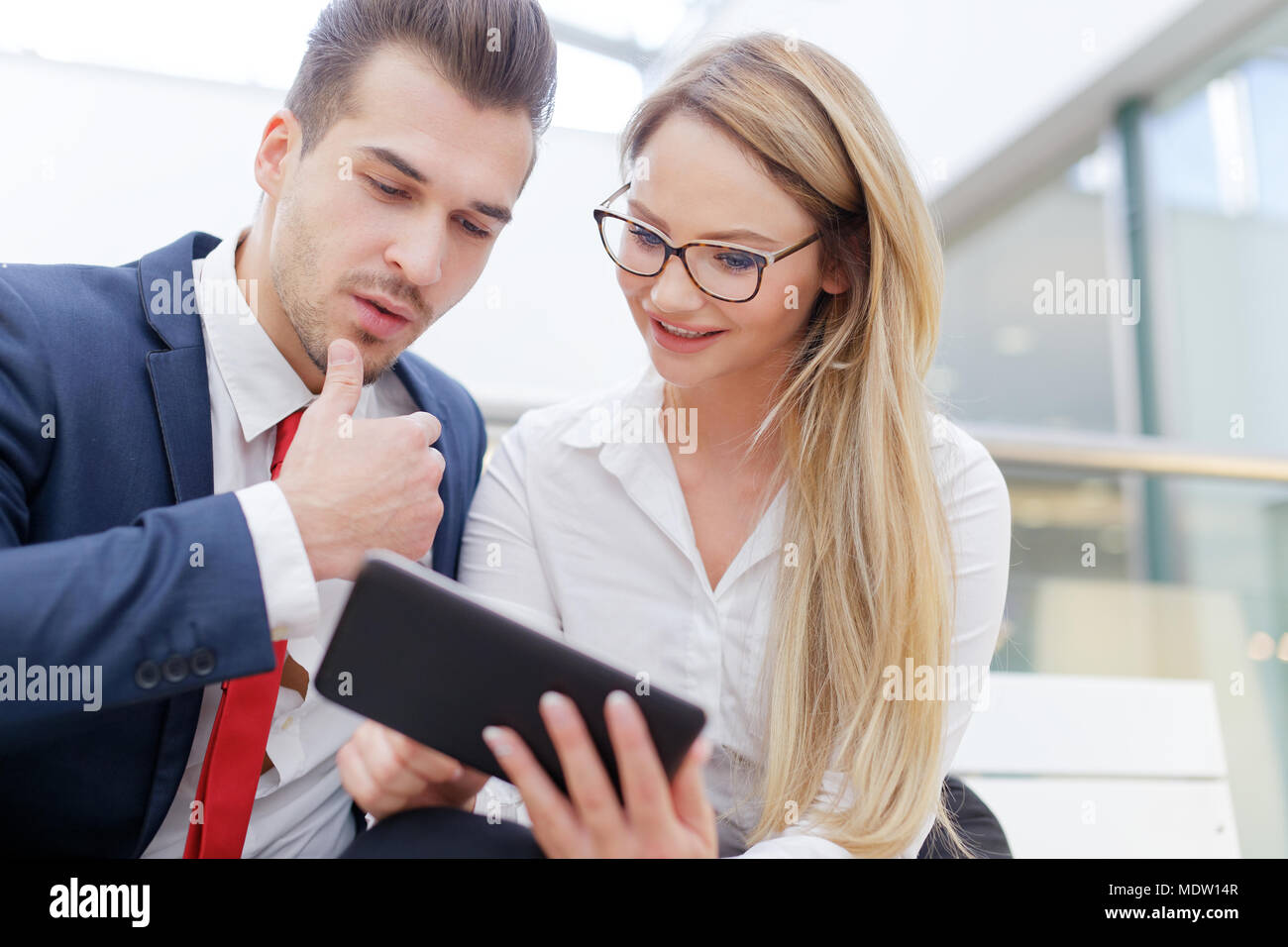 Junge Genossenschaft smart Geschäftsleute mit Tablette im Business Center Stockfoto