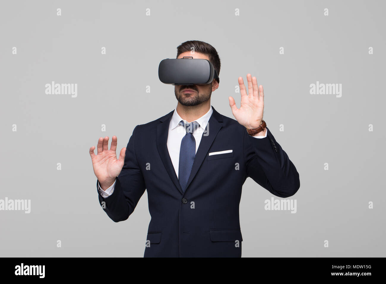 Young Professional Geschäftsmann im VR-Headset berühren imaginären Schnittstelle Stockfoto