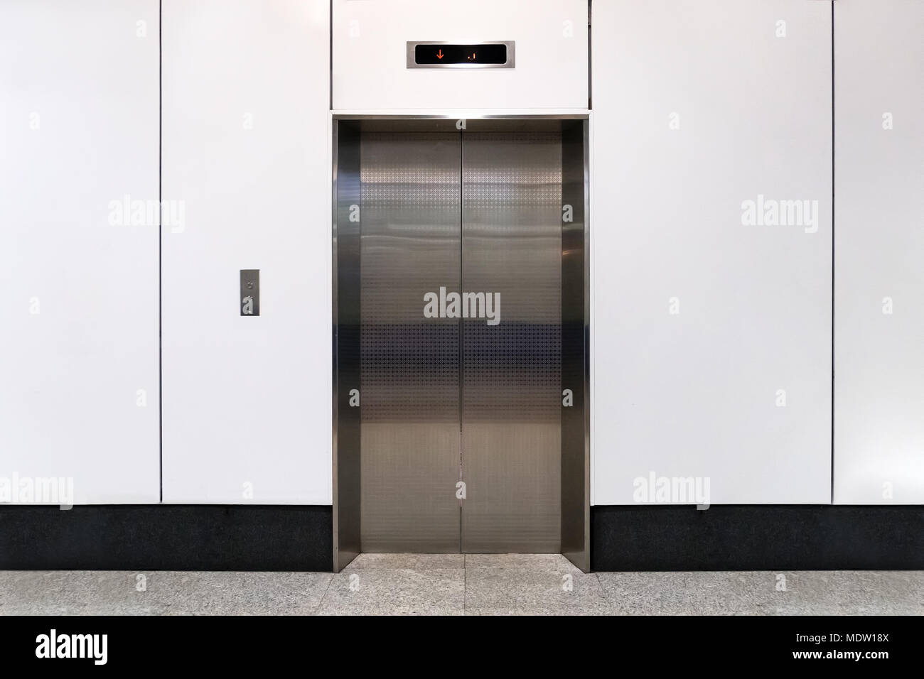 Eine leere Aufzug oder Lift mit Metall-Türen, die geöffnet in Gebäude mit Beleuchtung sind. Stockfoto