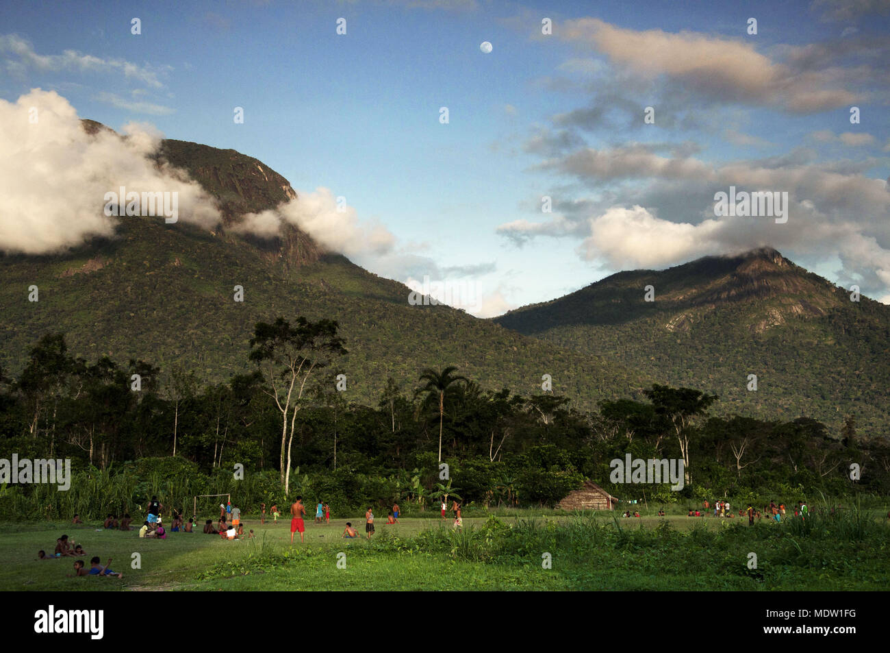 Fußballplatz Yanomami Dorf Marari die Start- und Landebahn - Sierra Aramamisi Zufällige Stockfoto