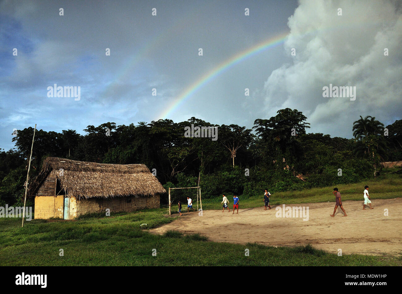 Yanomami Indianer Brazilanch Sanuma Fußball spielen im Dorf Kolulu Stockfoto