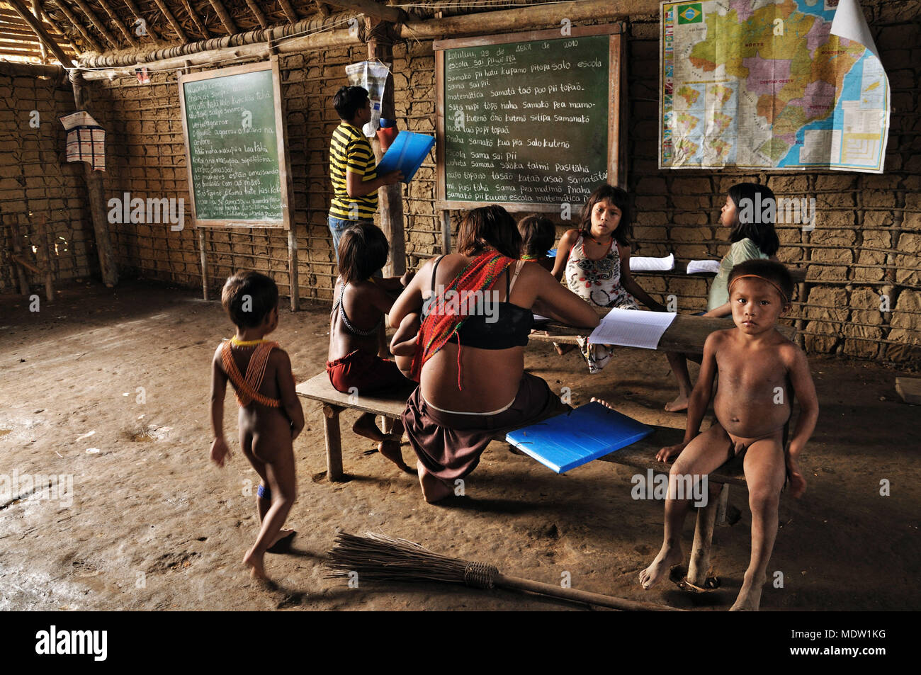 Yanomami indigenen Schule im Dorf Kolulu - Auaris River Basin - Brazilazil Grenze - Venezuela Stockfoto