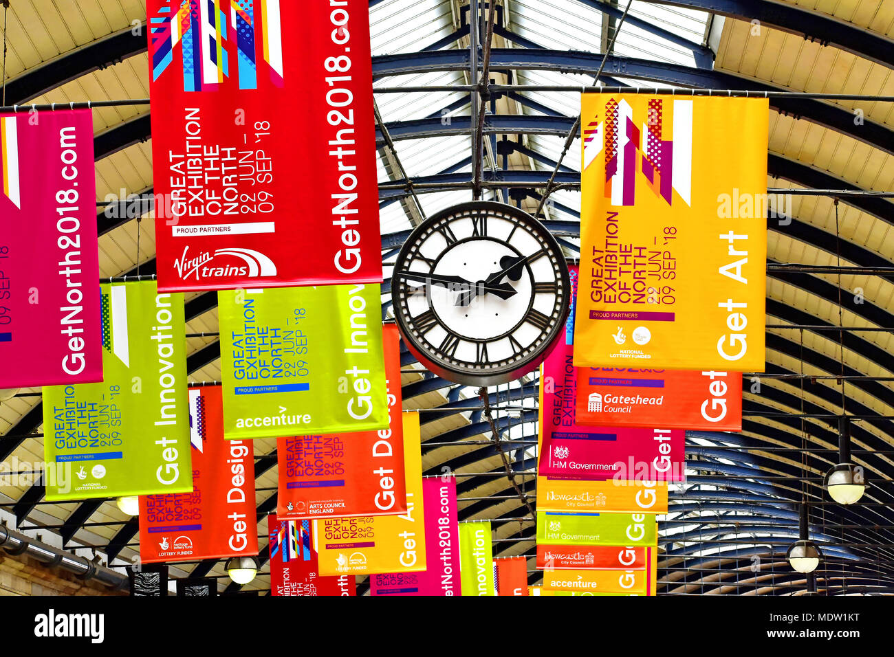 Newcastle Central Station clock und große Ausstellung des Nordens Poster Stockfoto