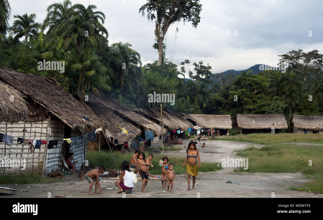 Kinder des Dorfes Maia Cauaburis Schüssel - medium Black River Stockfoto