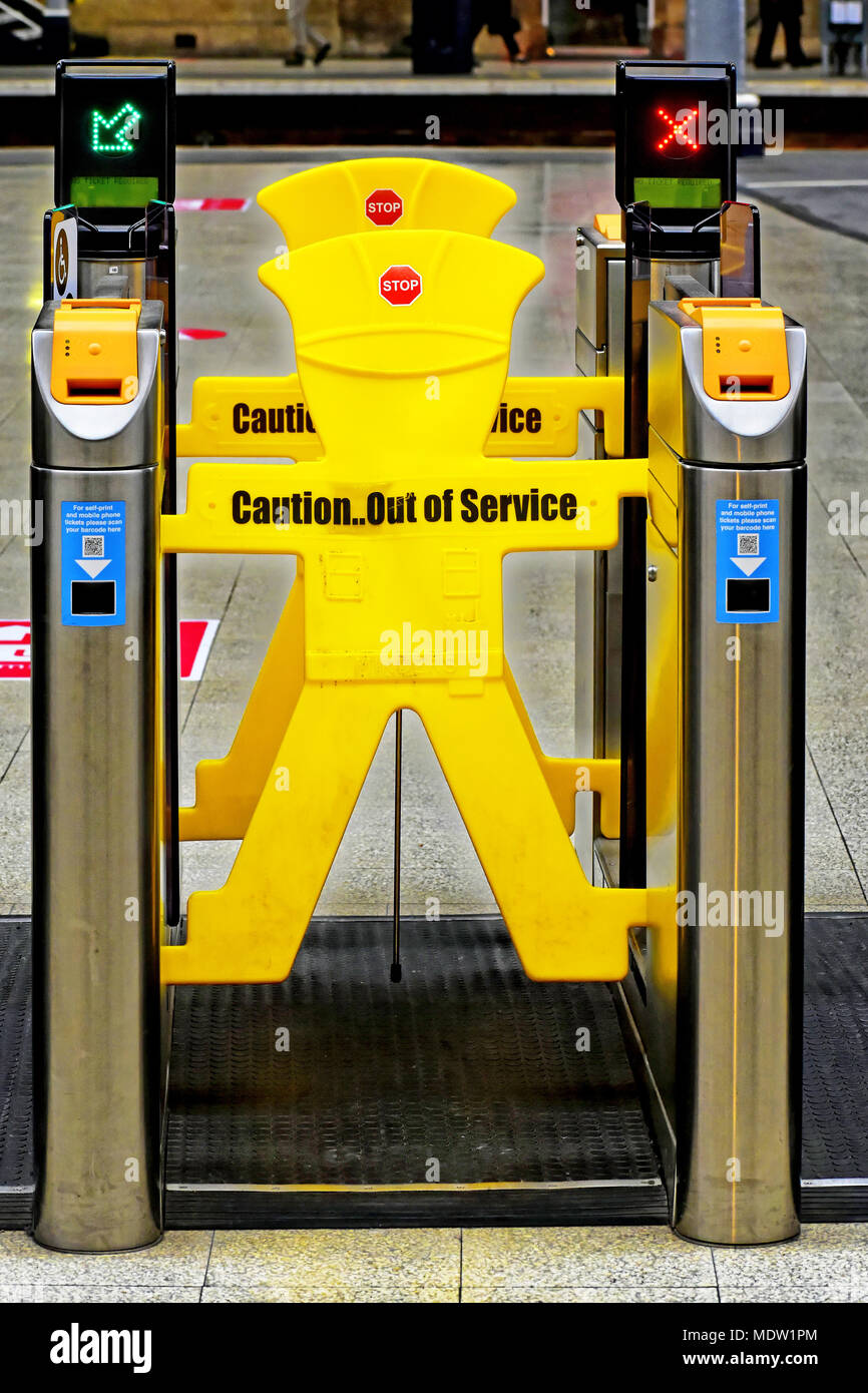 Newcastle Central Station ticket Stil, gate Guardian Stockfoto